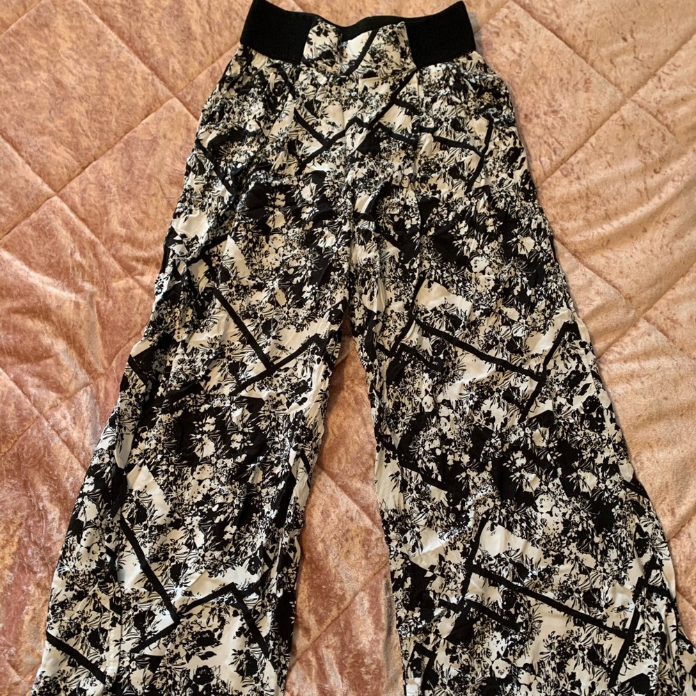 Cropped Wide leg black and white floral pants
